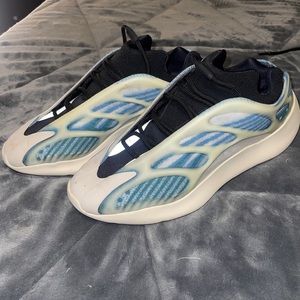Yeezy 700v3 Kyanite size 12